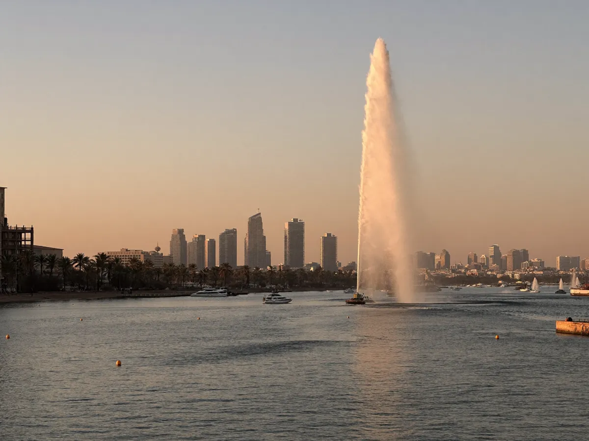 Pantai Corniche Jeddah dengan air mancur King Fahd